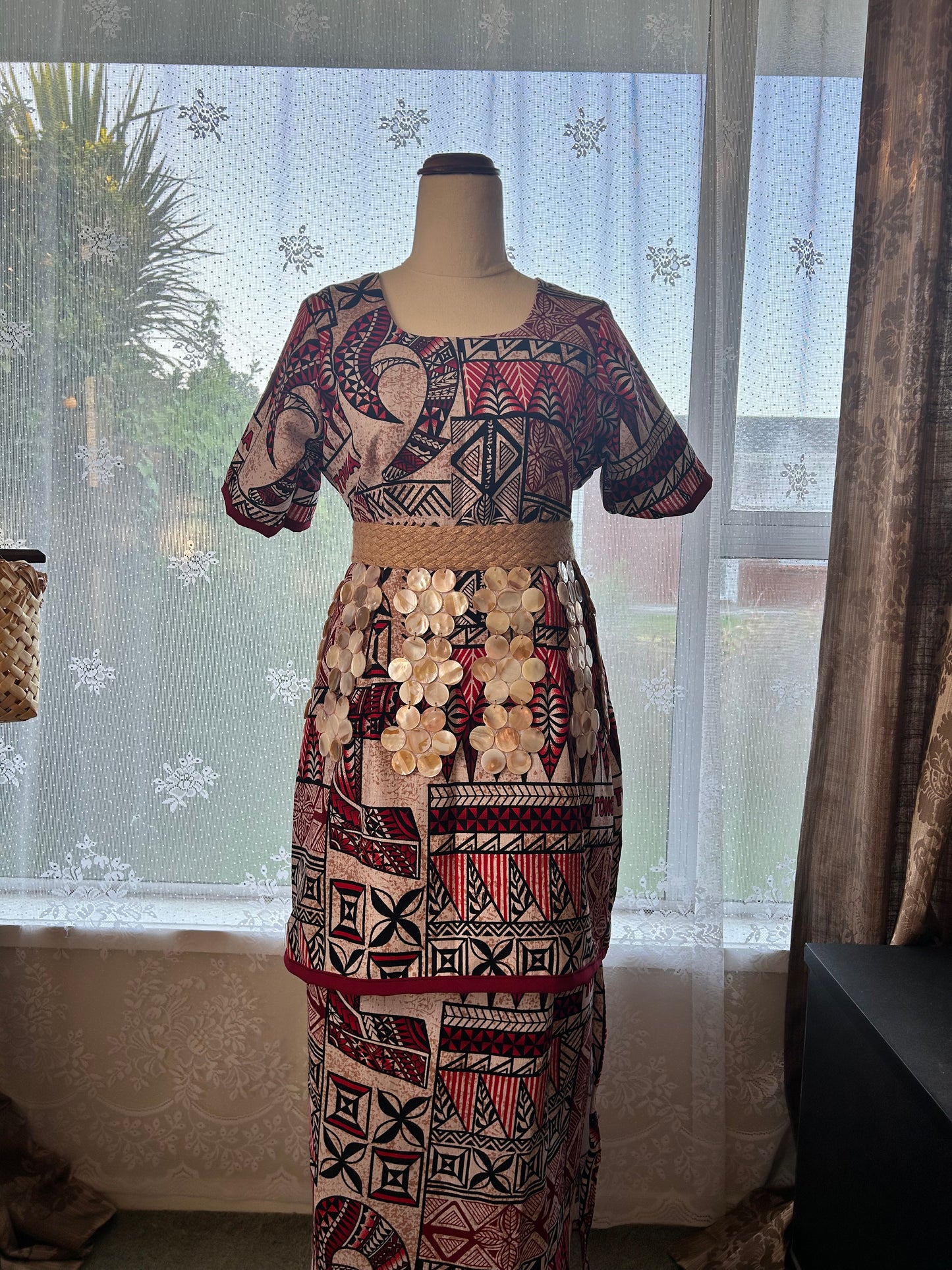 Puletaha Tonga with pearl kiekie