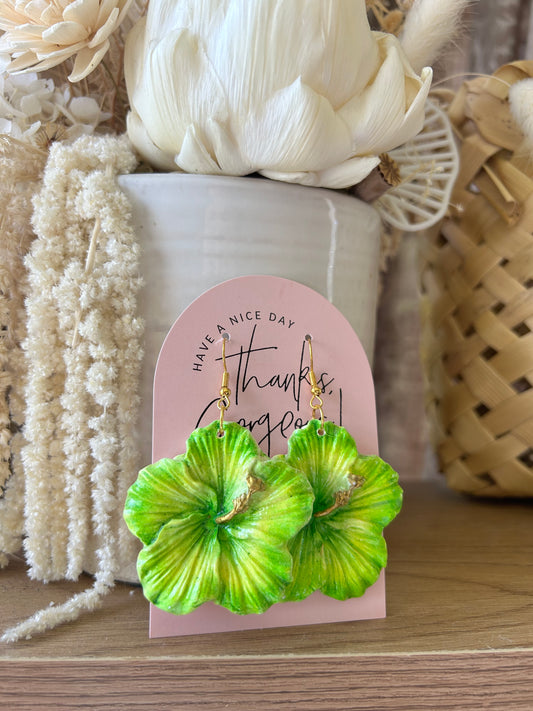Clay hibiscus earrings (Liahona green)